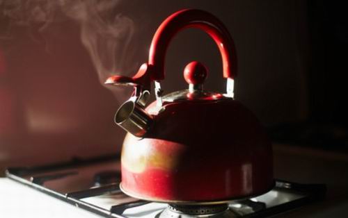 徐州一男子摔伤后，手指麻木，竟拿开水烫自己？