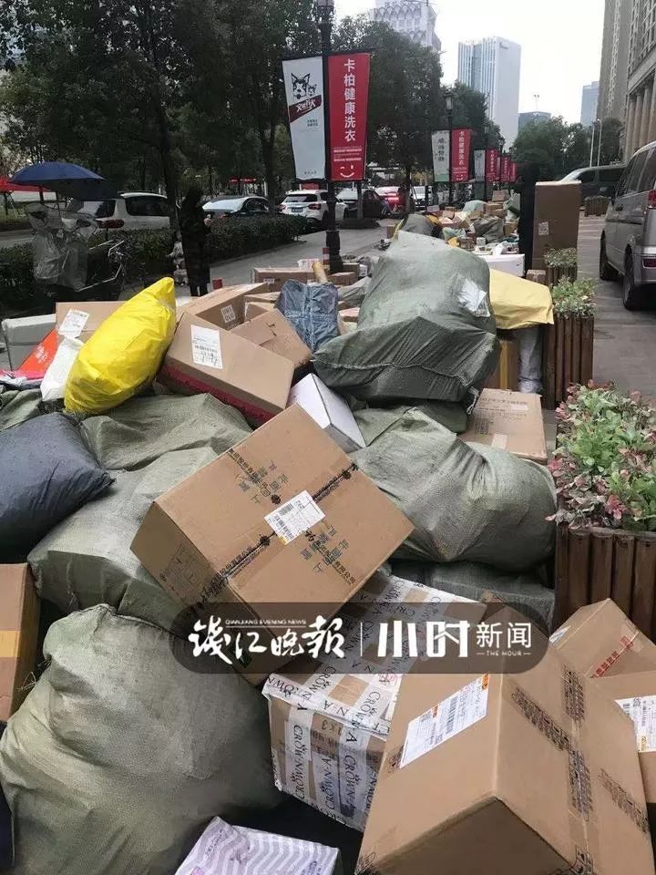 快递小哥面临的困境,快递小哥派件凌晨3点