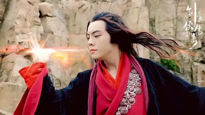 厚刘海和稀刘海哪个好看,厚刘海和八字刘海