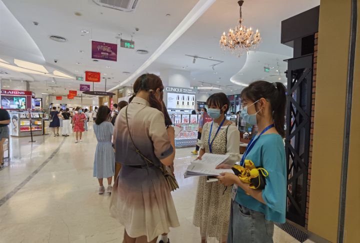 海南学子三下乡：实地调研免税店，助力自贸港建设