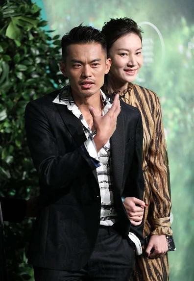 谢杏芳带儿子出游一身名牌超豪气,谢杏芳抱儿子秀恩爱红光满面