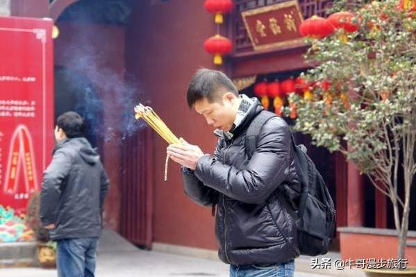 到寺庙烧香拜佛时，有这几点“禁忌”需要牢记，不要触犯易惹祸