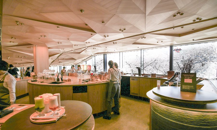 东京｜堪比艺术馆的星巴克臻选®烘培工坊樱花海中品满分咖啡