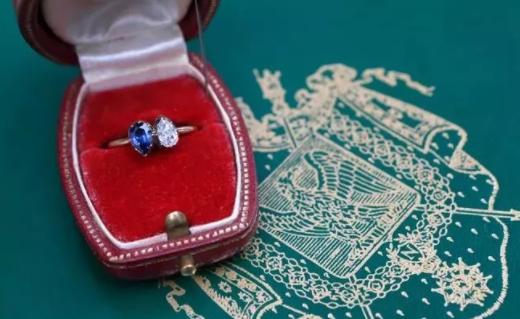 何猷君求婚钻戒有多大,何猷君求婚戒指戴哪个手指不知道