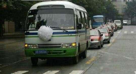 路上开车遇到殡葬车怎么办,开车时误入送殡的车队怎么办