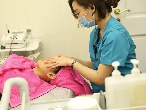 19岁女生打“美容针”脸肿得像包子，到医院检查，医生怒斥：无知