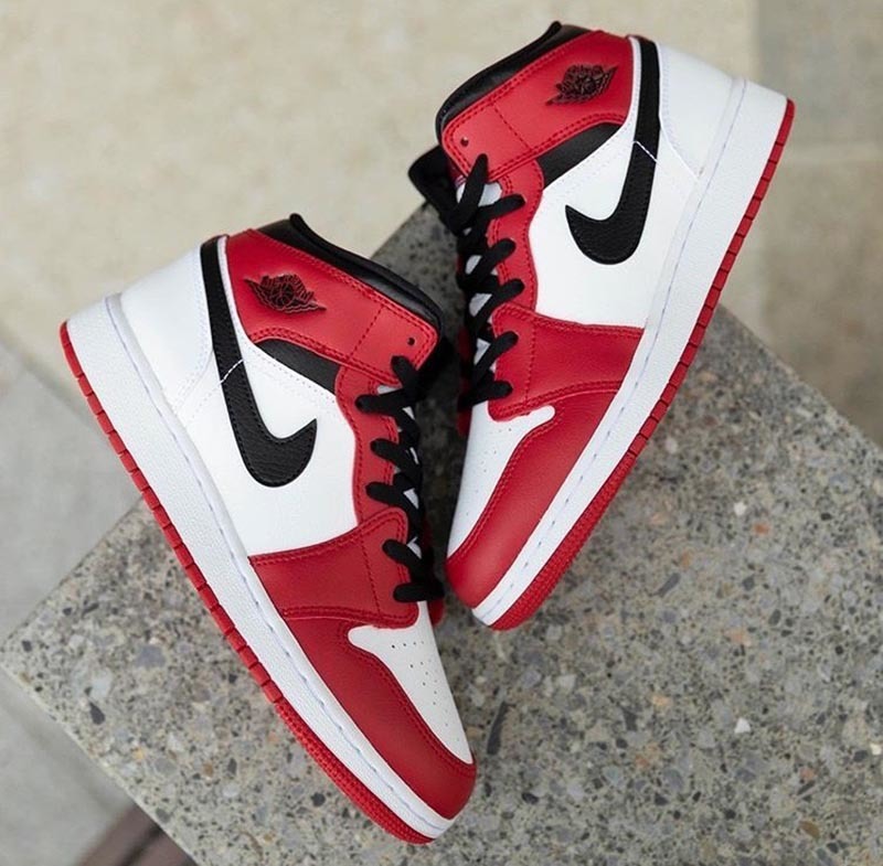 如何鉴别airjordan1mid新款黑白,airjordan1mid蓝色真假对比