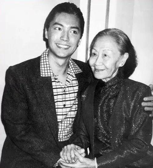 演员尊龙的近况,尊龙自带贵气风度翩翩