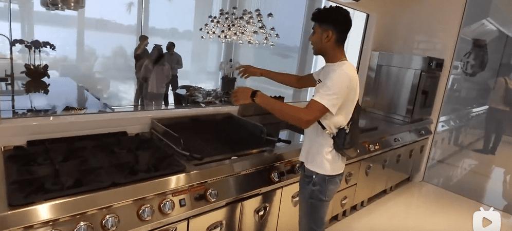 迪拜男子奋斗十年买下劳斯莱斯,迪拜小伙卖掉劳斯莱斯买法拉利