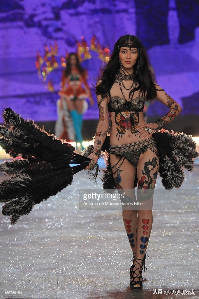 刘雯维密秀一套红蕾丝,走秀刘雯奚梦瑶维密