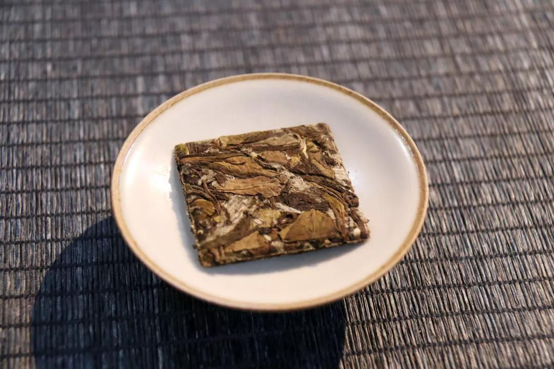 福鼎白茶寿眉小片,福鼎小方片老白茶寿眉汤色