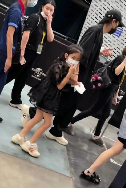 爱豆塌房不要紧，粉丝打脸最好笑，左林杰粉丝甩锅被郑人予被打脸