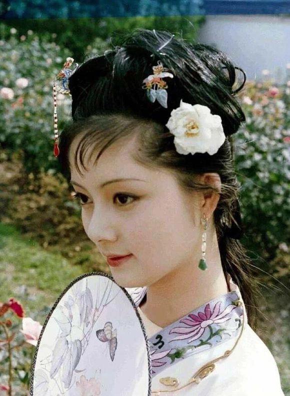 蘅芜苑是个很阴森诡异的地方,蘅芜苑是坟墓