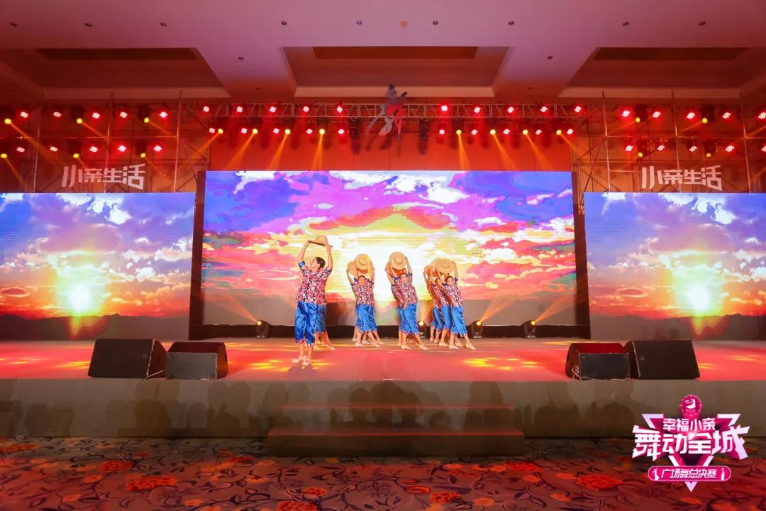 大妈们参加广场舞比赛,春晚广场舞比赛