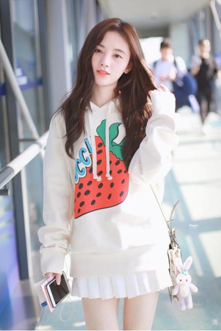 鞠婧祎百褶裙中筒袜图片,鞠婧祎可爱古装装扮