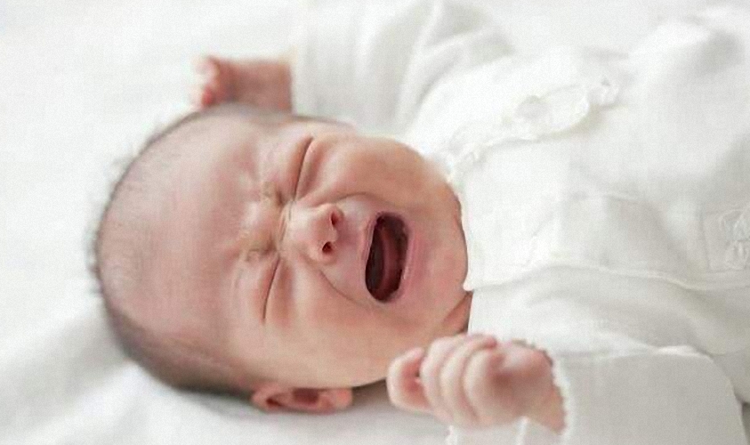 婴儿晚上入睡难要折腾一个多小时,如何让小婴儿早睡觉