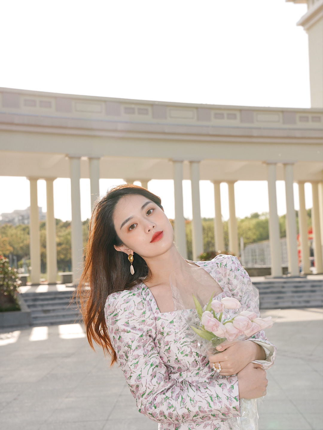 碎花连衣裙怎么拍出高级感,小碎花连衣裙配什么花拍照