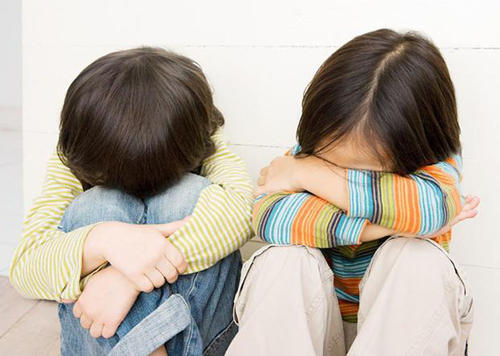 四岁宝宝滑梯躲避小孩,四岁宝宝不敢玩滑梯