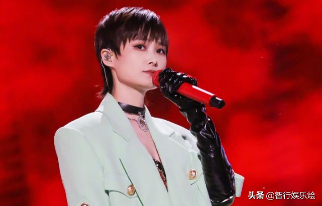 李宇春穿高开叉鱼尾裙 (李宇春穿鱼尾红裙大秀曲线)