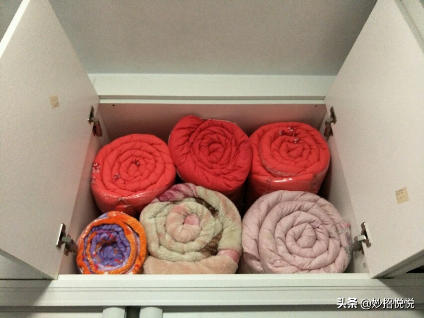 被子冬天简单方便收纳,最省空间的棉被收纳