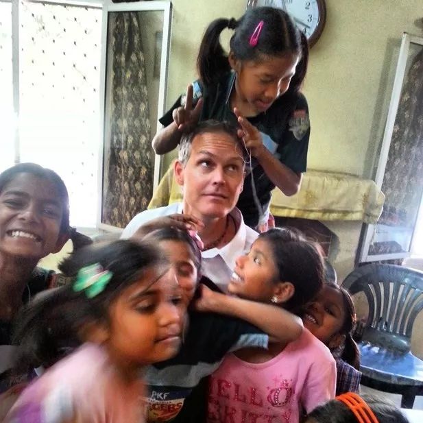 这个男人拍的漫画剪影，小孩看笑了，大人却哭了......