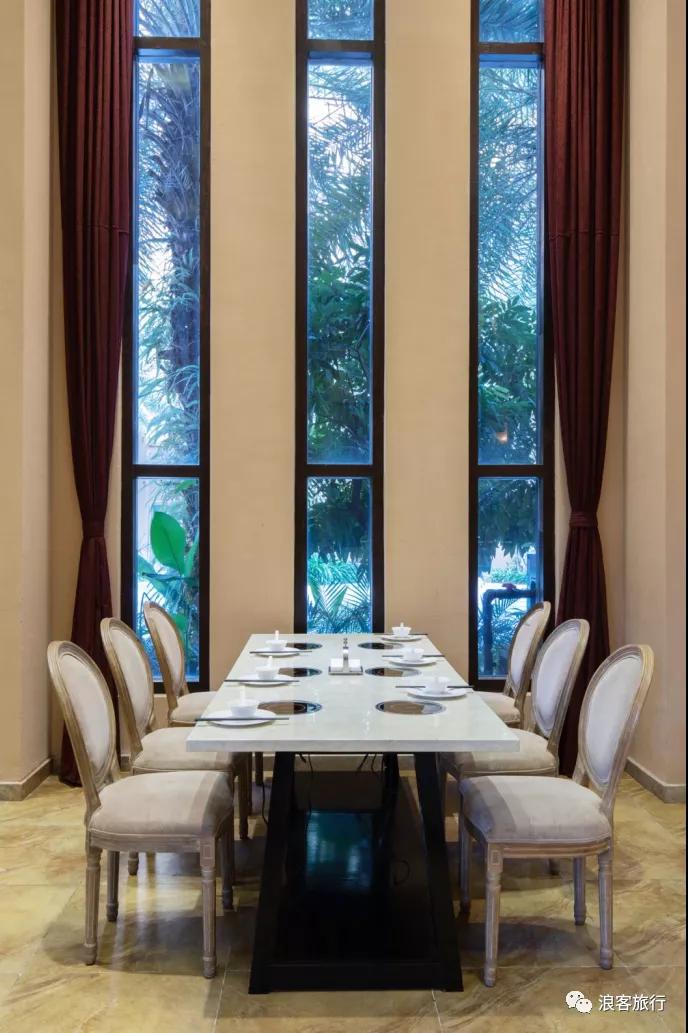 这里是集酒店、商场、餐饮、游乐园、探险王国一体的三亚度假酒店