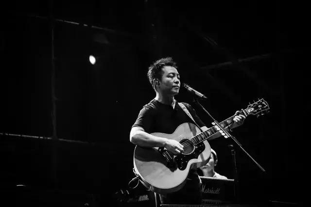 许巍：我就是一个普通人，做着自己喜欢做的事