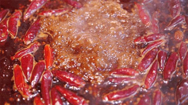 排队两个小时才吃上火锅,排队两小时也要吃到的烤鱼