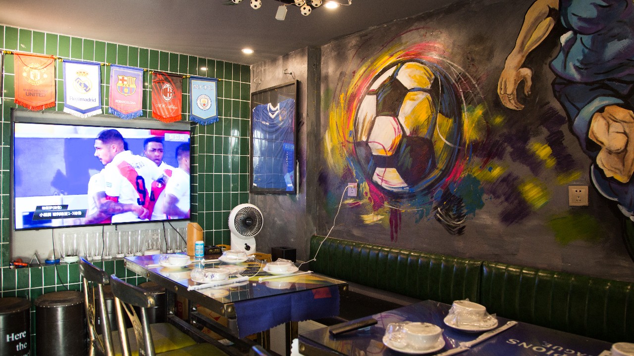 这家球迷必打卡胜地赢了！用牛蝎子锅+撸串，解锁夏日夜晚方式