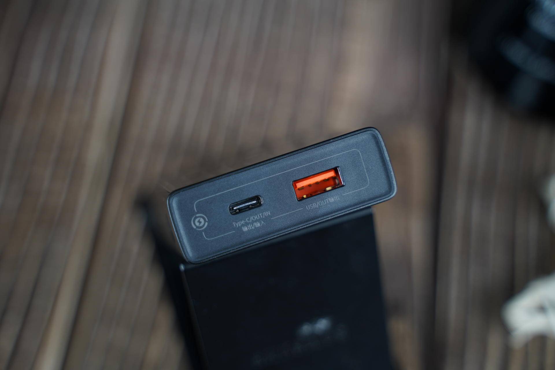 倍思66w快充充电宝实测,倍思65w双向快充自带线数显充电宝