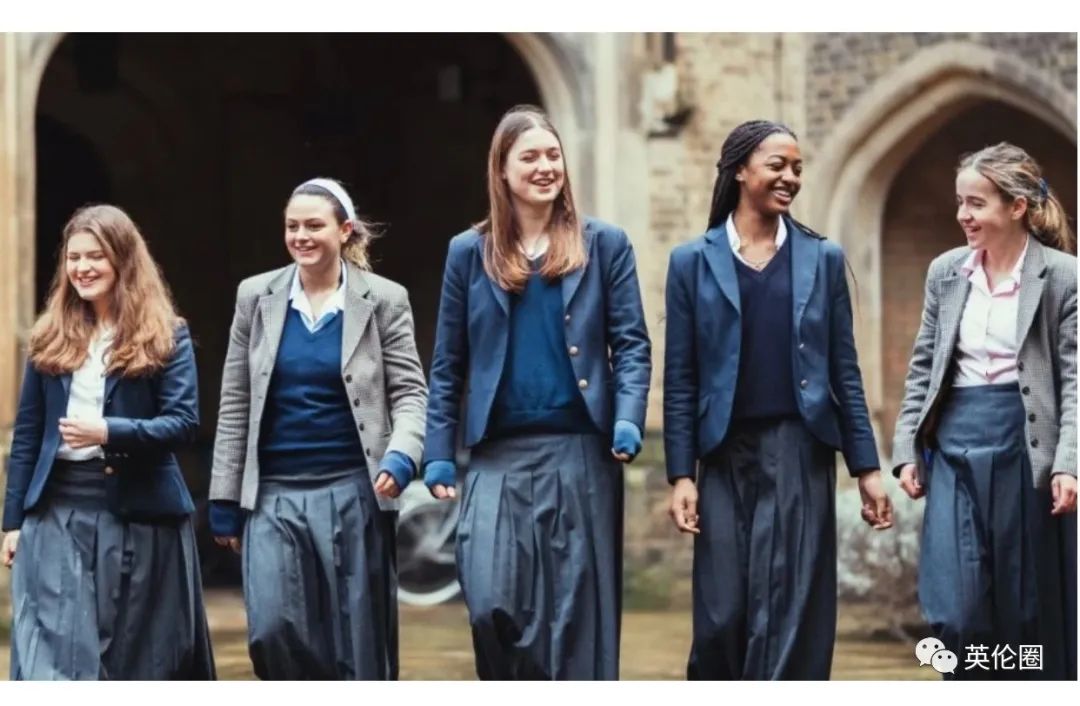 英国国王怎么也想不到，给他设计的童装在157年后火成这样