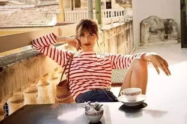 女人穿条纹想摆脱“土气感”?试试这样来搭配,青春减龄美上天