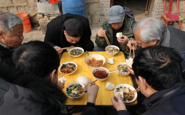 山西老汉意外在山上捡到金凤凰,老农在深山发现金凤凰