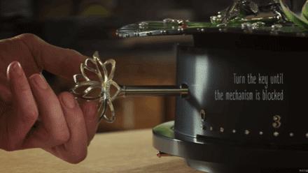 珠宝能在身上动？不稀奇，几百年前就有了