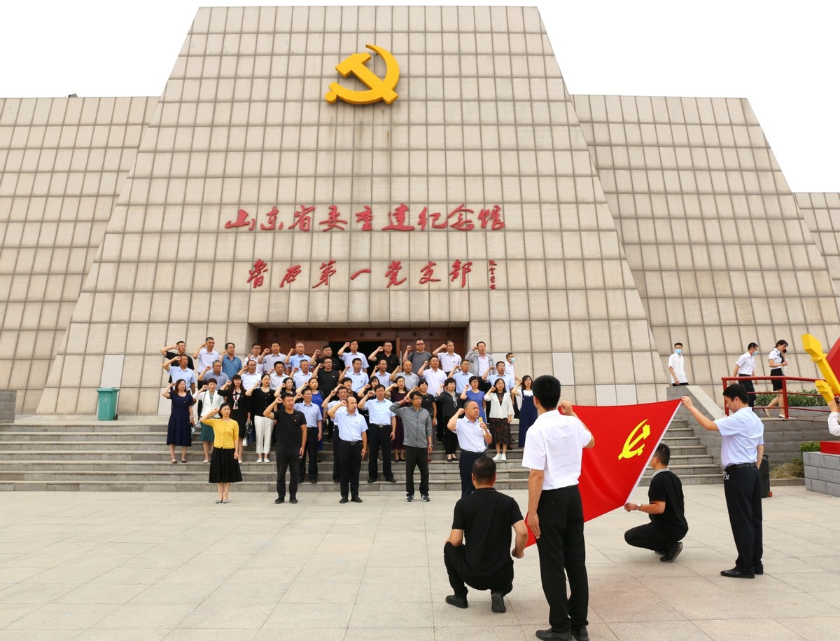 聊城高级财经职业学校*党**员干部赴莘县红色教育基地接受*党**性教育