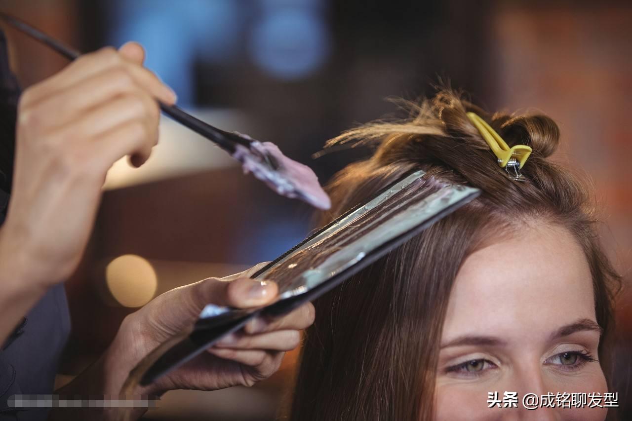 在理发店染发和自己染发哪个好,自己染发和理发店染发哪个掉色快