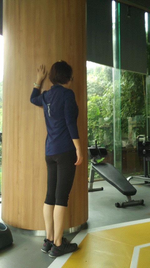 健身怎么把肩练平,健身时耸肩挺肚子怎么办