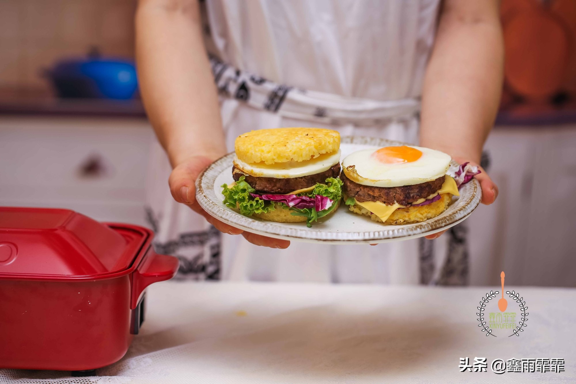 女儿最近迷上了美食,女儿喜欢吃汉堡