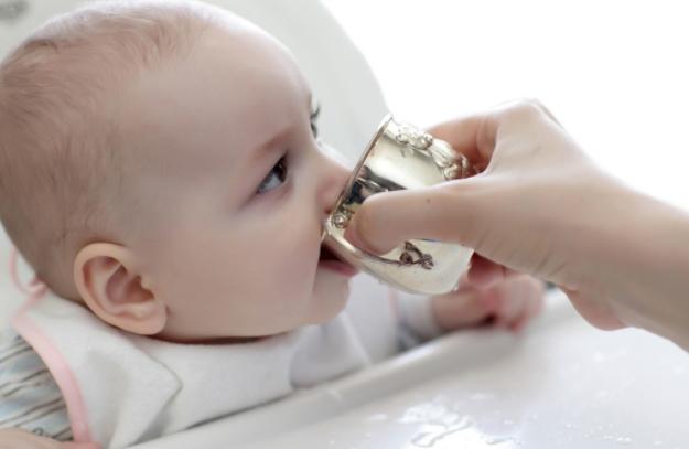 宝宝把502胶水弄到身上怎么办,宝宝把502胶水弄到嘴里怎么办