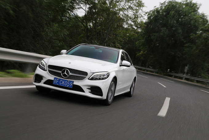 奔驰c级180落地多少钱,豪华奔驰180