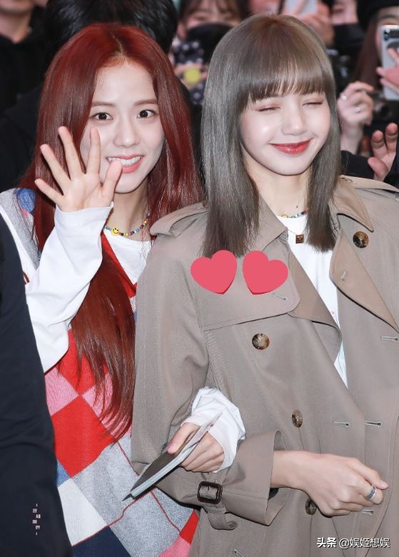 Lisa、Jisoo带同款闺蜜腕表，网友一查天价名牌货，真不是一般人!