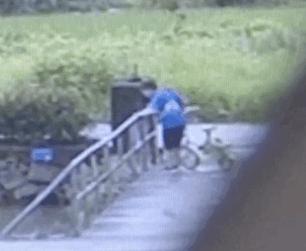 90岁大爷救完人指定要“报酬”，却被网友称赞：干得漂亮