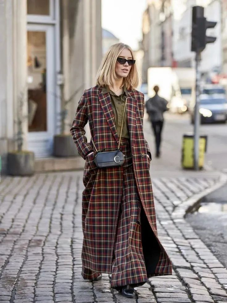 墨绿色格纹大衣怎样搭配好看,短款格纹毛呢大衣的搭配方法