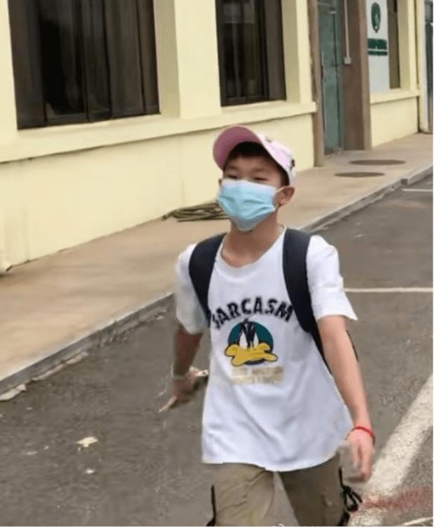 朴素!全红婵成为奥运冠军后仍穿25元T恤,使用国产千元手机