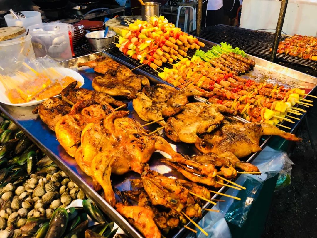 小伙卖烤串发家致富,农村小伙卖烧烤运用亏本思维