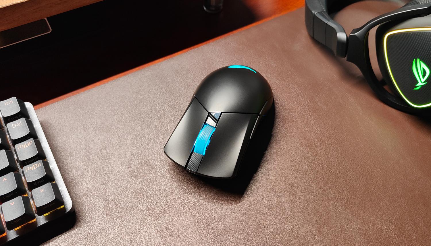 游戏宅的电脑桌面,游戏头戴式耳机rog棱镜s