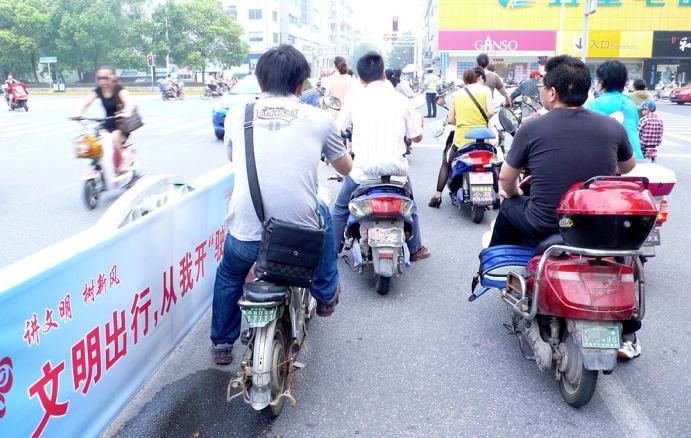 电动车换新电池也不耐用怎么回事,电动车没劲是电瓶该换了吗