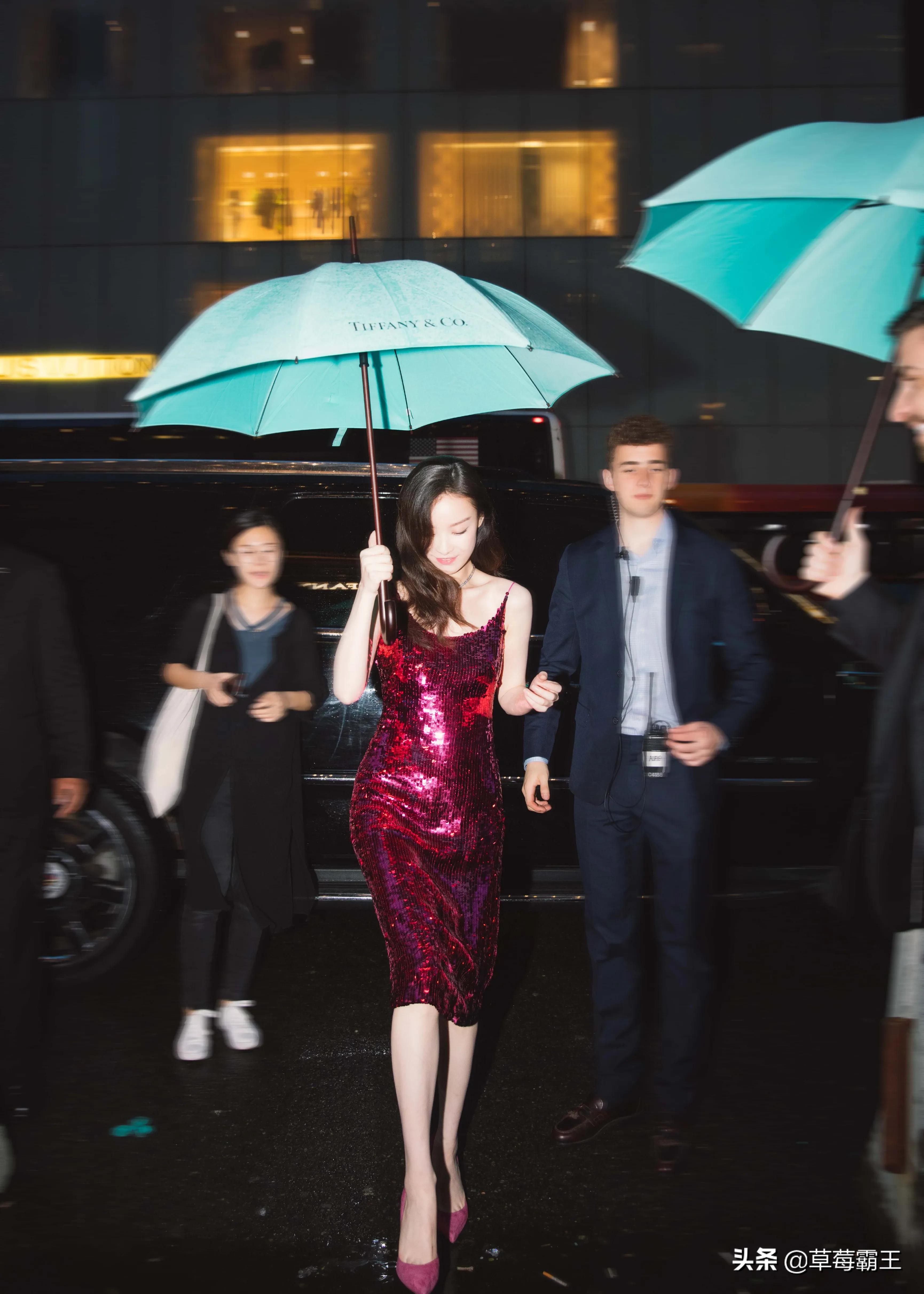 8位标准的都市美女，古装扮相略显违和，一换上现代装就艳丽逼人