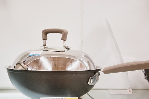 不粘锅是害人锅真相到底咋样,不粘锅真的有致癌物质吗