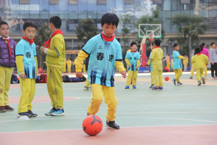 6岁到10岁孩子的足球训练,足球的魅力让小朋友们与足球结缘